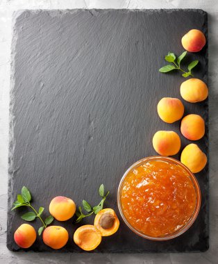 cam bir kapta kayısı reçeli (Üstte görüş )