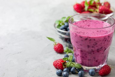 yaban mersini ahududu muz smoothie