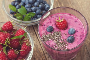 yaban mersini ahududu smoothies (Üst görünüm )