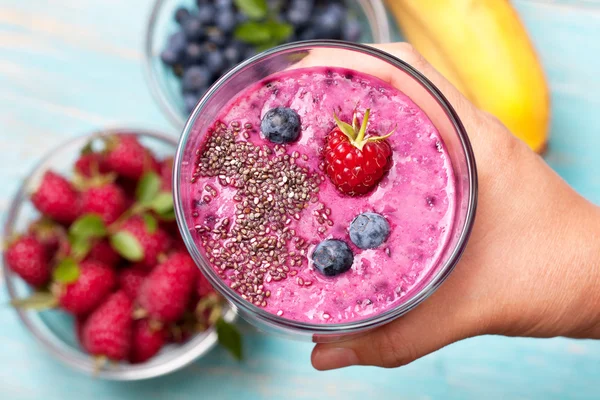 Vaso con batido de frambuesa de arándano plátano —  Fotos de Stock