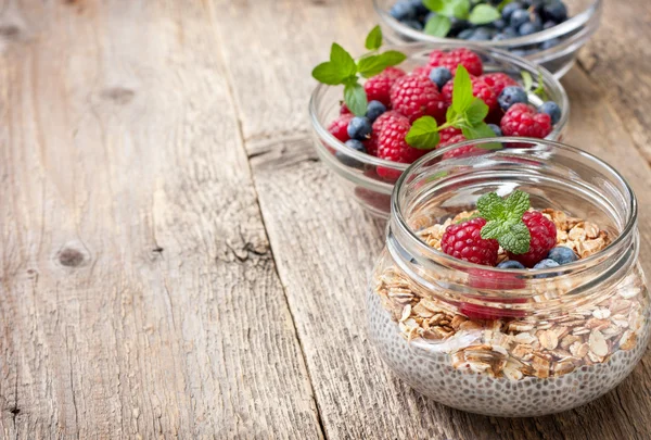 Chia pudding with muesli, raspberries, blueberries — Stock Photo, Image