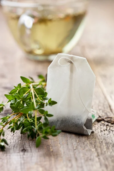 Tea bag és friss kakukkfű — Stock Fotó