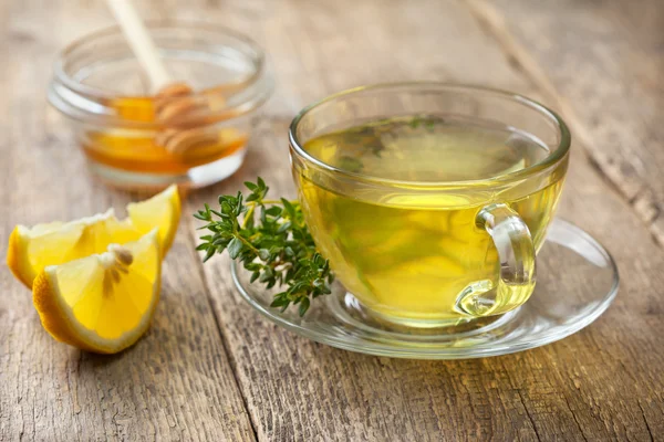 Té de tomillo en taza de vidrio —  Fotos de Stock