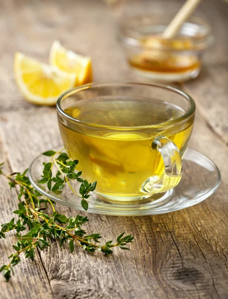 Té de tomillo en taza de vidrio — Foto de Stock