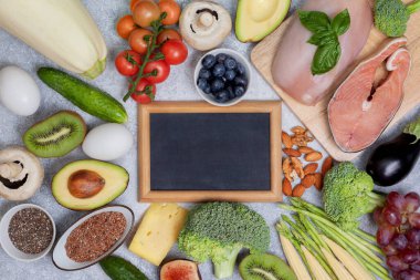 Gri arka planda ketojenik diyet için gereken malzemeler: tavuk, balık, sebze. Yukarıdan bak. Boşluğu kopyala