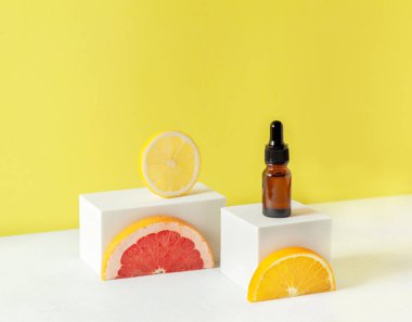 Kozmetik ürünlü vitamin c. glass şişesiyle ilgilenmek (serum, temel yağ, hyaluronik asit). eğilim minimalizmi