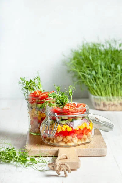 Ensalada Casera Saludable Frasco Ensalada Vegetariana Con Garbanzos Verduras Brotes Fotos de stock