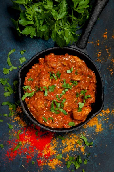 Kurczak Tikka Masala Żeliwnej Patelni Warzywa Niebieskim Tle Widok Góry — Zdjęcie stockowe