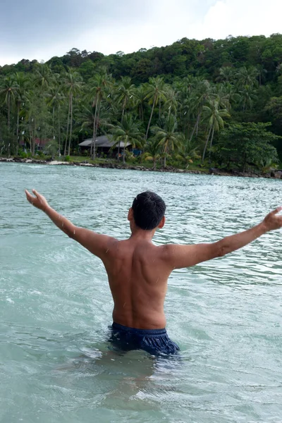 Man Stands Arms Standing Sea Water Tropics Rainy Weather Authenticity Imágenes De Stock Sin Royalties Gratis