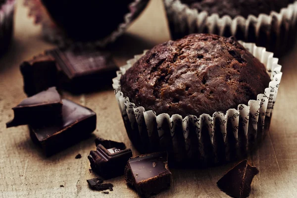 Muffins com fatias de chocolate — Fotografia de Stock