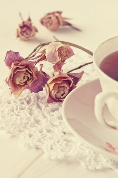 Rosas y una taza de té — Foto de Stock