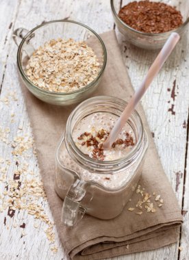 Smoothie with oatmeal and flax seeds