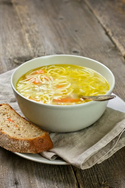 Sopa de macarrão na tigela — Fotografia de Stock