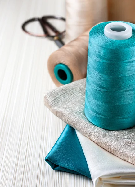 Spools of thread with fabric — Stockfoto