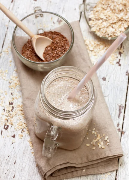 Smoothie with oatmeal and flax seeds
