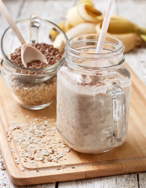 Smoothie with oatmeal and flax seeds — Stockfoto