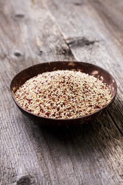 Quinoa ahşap arka plan üzerinde bir kasede