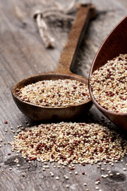 Quinoa bir tahta kaşık