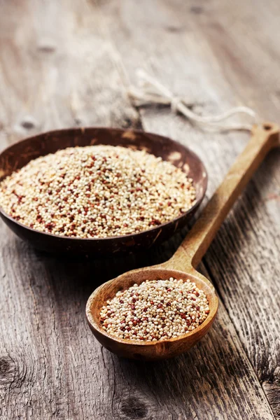 W misce na drewnianym tle quinoa — Zdjęcie stockowe