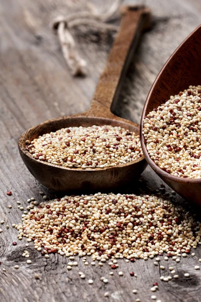 Quinoa v dřevěnou lžící — Stock fotografie