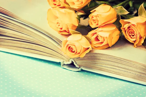 Rose gialle sul vecchio libro — Foto Stock