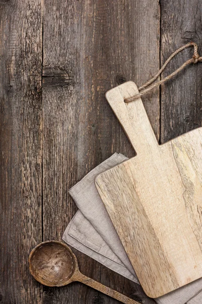 Planche à découper sur vieux fond en bois — Photo