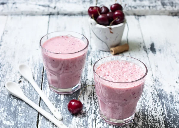 Smoothie with cherries on a wooden background — ストック写真