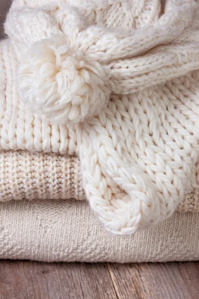 sıcak giysiler yığını