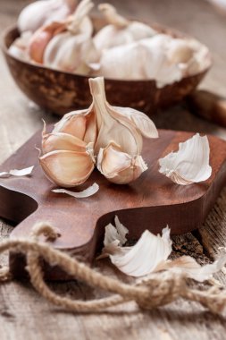 Tahta arka planda sarımsak