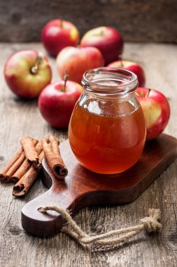 bir ahşap zemin üzerinde tatlım