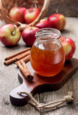 bir ahşap zemin üzerinde tatlım