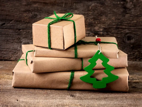 Emballage des cadeaux de Noël — Photo