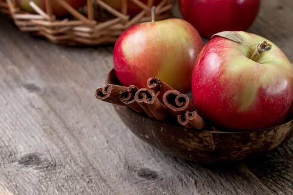 Paus de canela e maçãs — Fotografia de Stock