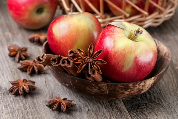 Manzanas con especias sobre fondo de madera — Foto de Stock