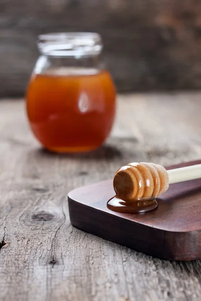 Мед на деревянном фоне — стоковое фото