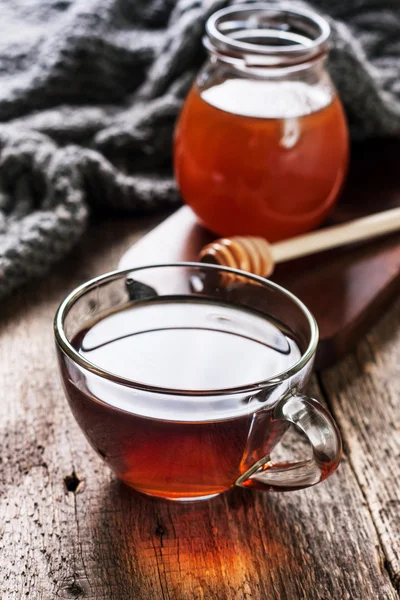 Šálek horkého čaje, med — Stock fotografie