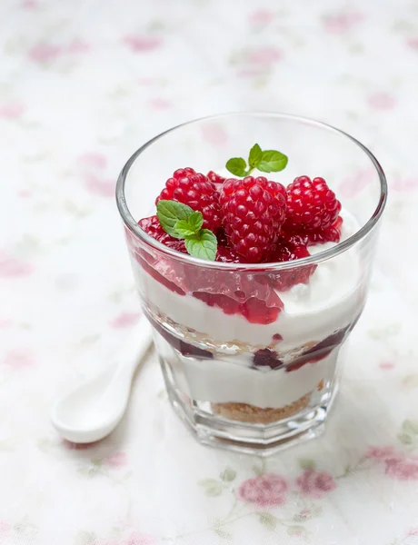 Tarta de queso con frambuesas en vaso —  Fotos de Stock