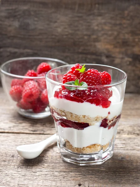 Tarta de queso con frambuesas en vaso —  Fotos de Stock