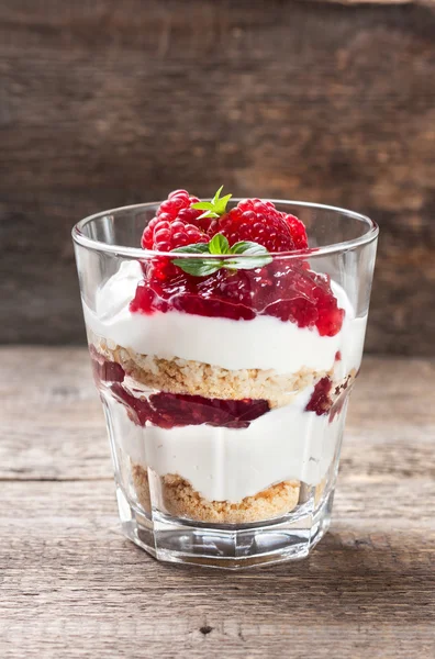 Tarta de queso con frambuesas en vaso —  Fotos de Stock