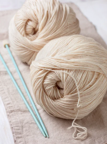 Yarn and knitting needles — Stock Photo, Image