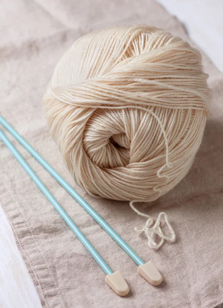 Yarn and knitting needles — Stock Photo, Image