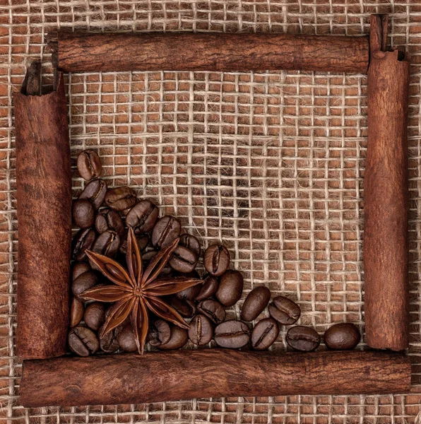 Palitos de canela y granos de café Imagen De Stock
