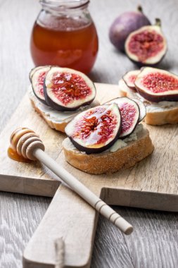 incir, ekmek ricotta