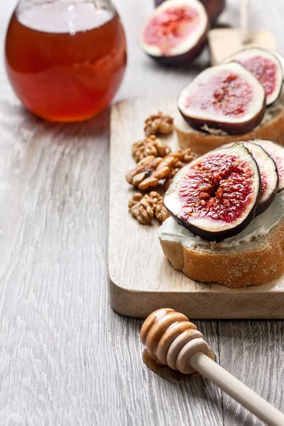 Brot mit Feigen, Ricotta — Stockfoto