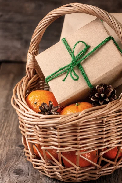 Cadeaux de Noël dans un panier — Photo