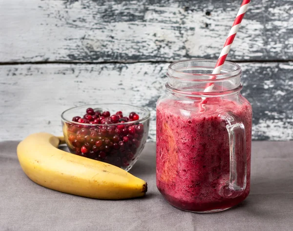 Smoothie van bananen en bessen — Stockfoto