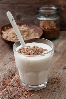  ezilmiş keten tohumu ile yoğurt