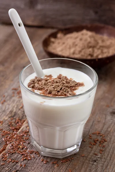   ezilmiş keten tohumu ile yoğurt