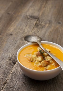 balkabağı çorbası - beyaz bir kapta püre 