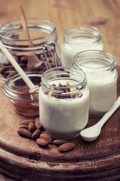 Hausgemachte Joghurt Mandelmilch (Tonung) — Stockfoto